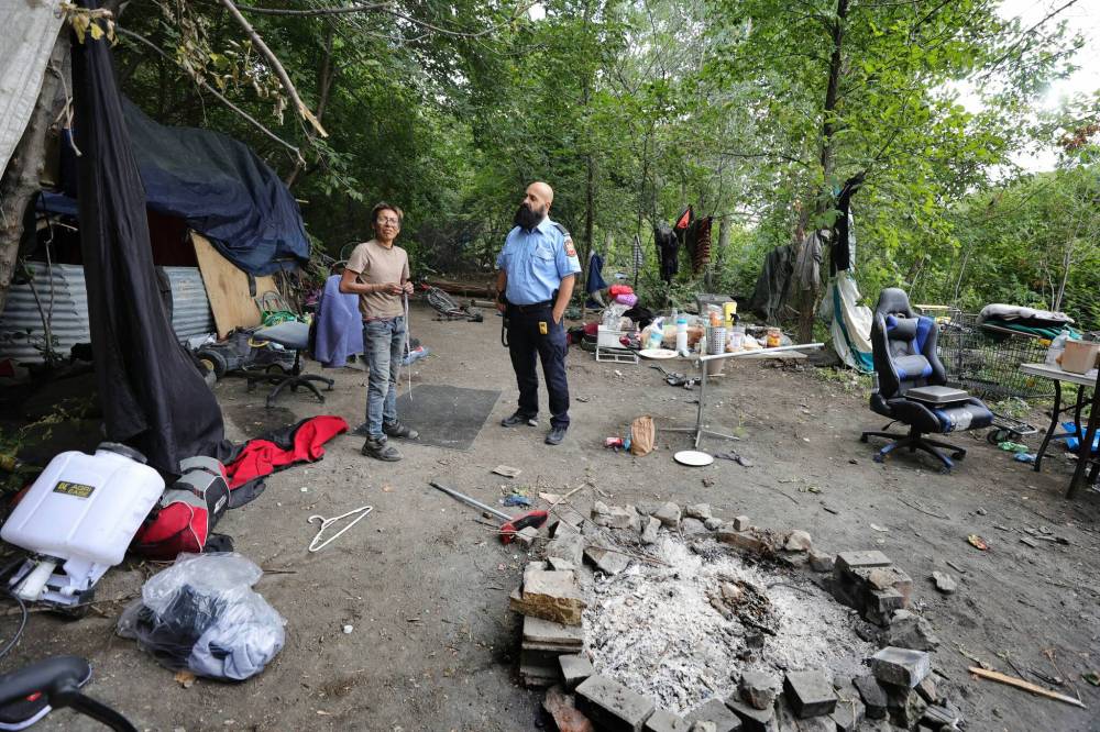 <p>RUTH BONNEVILLE / WINNIPEG FREE PRESS FILES</p>
                                <p>WFPS fire prevention officer Steven Antle visits an encampment at Fort Douglas Park on Waterfront Drive in August. The service is planning to end the role dedicated to encampment fire prevention.</p>