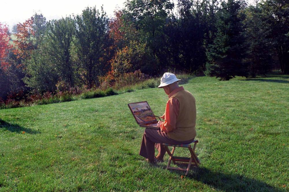 Artist A. Y. Jackson oaints at the Kleinburg Gallery in 1971. (Blaise Edwards / The Canadian Press archives)