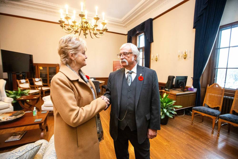 MIKAELA MACKENZIE / WINNIPEG FREE PRESS
Former house Speaker Myrna Driedger and new Speaker Tom Lindsey in the Speaker’s office at the Manitoba Legislative Building on Thursday.
