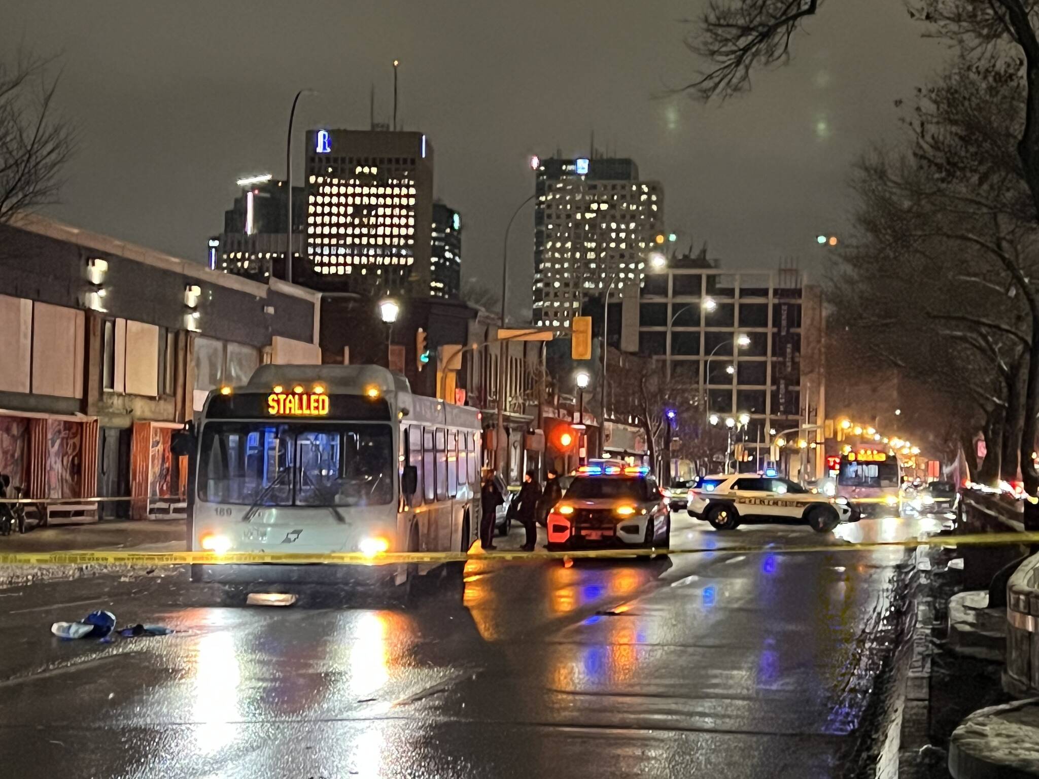 Pedestrian struck by Winnipeg Transit bus dies – Winnipeg Free Press