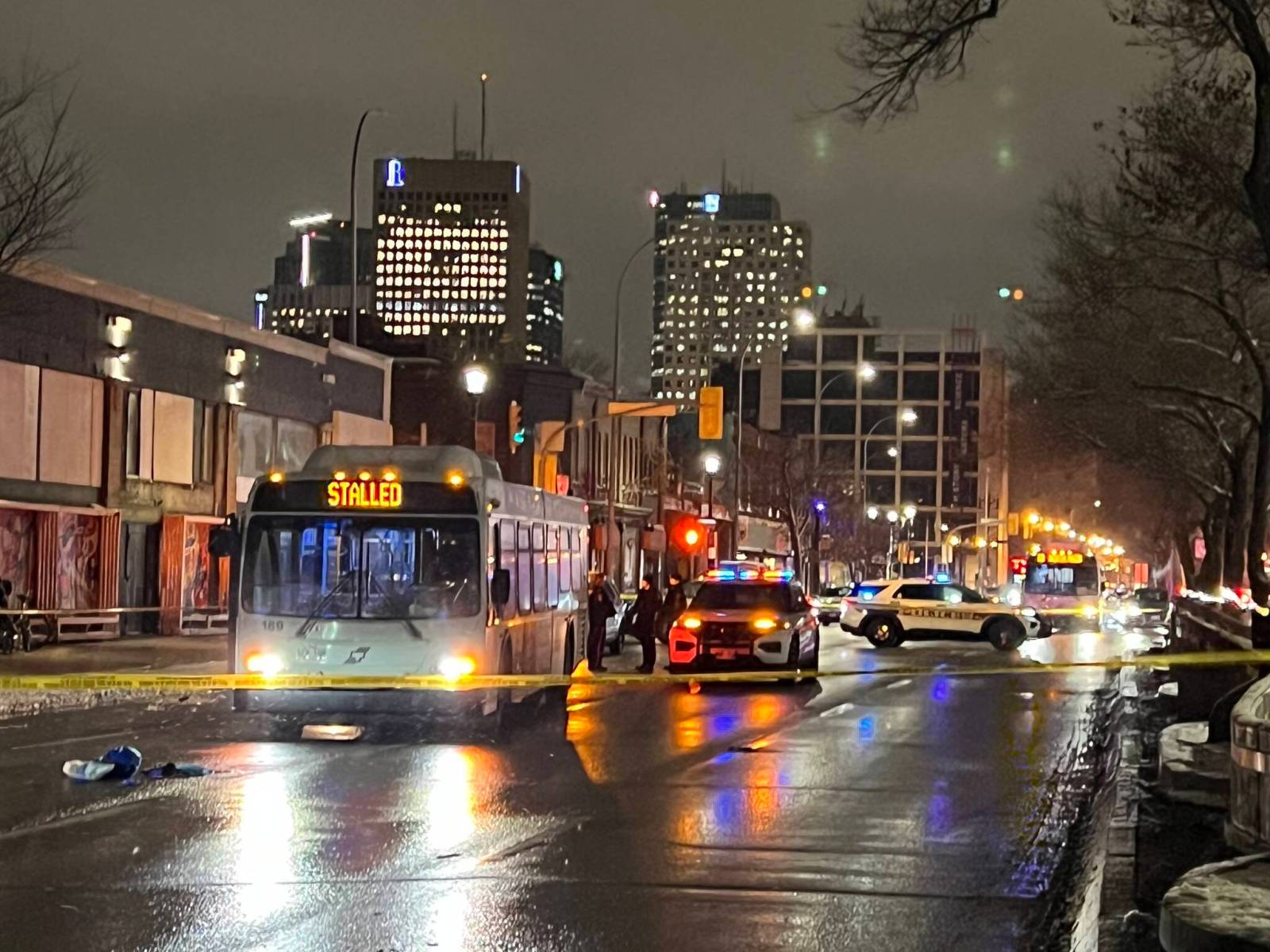 Pedestrian struck by Winnipeg Transit bus dies – Winnipeg Free Press