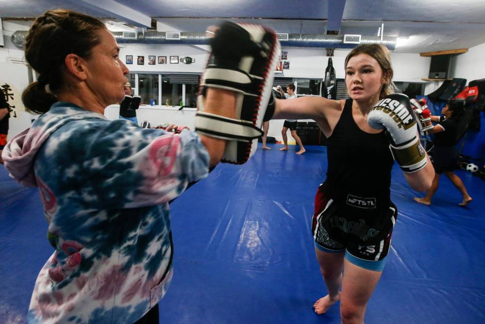 JOHN WOODS / WINNIPEG FREE PRESS
Jersey Katz trains at the Winnipeg Kickboxing and Muay Thai club with her coach and mother Trisha Sammons.