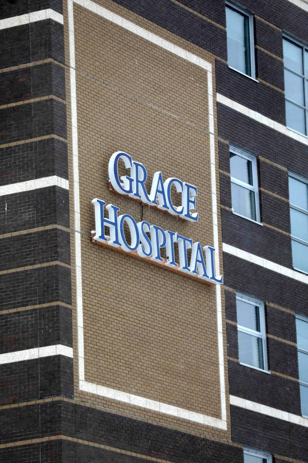 RUTH BONNEVILLE / WINNIPEG FREE PRESS FILES
Barney Charach recently spent six days on a stretcher in the emergency room hallway at Grace Hospital in Winnipeg.
