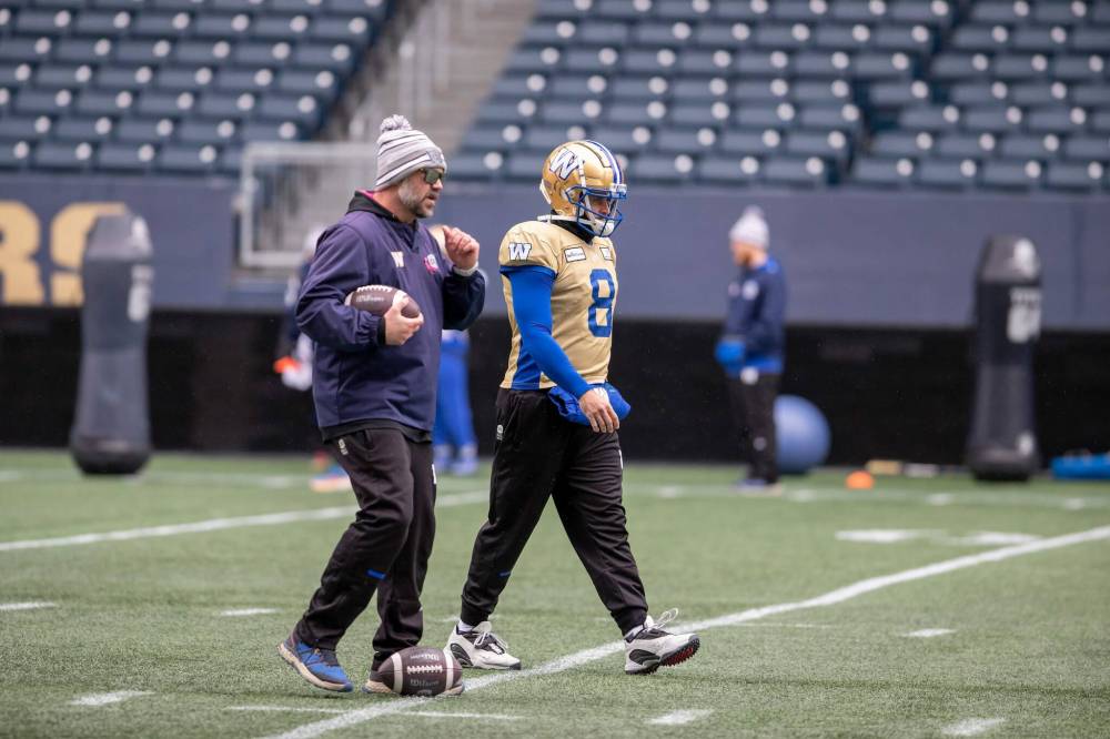BROOK JONES / WINNIPEG FREE PRESS files
Blue Bombers offensive co-ordinator Buck Pierce (left) confers with quarterback Zach Collaros during a team practice.
