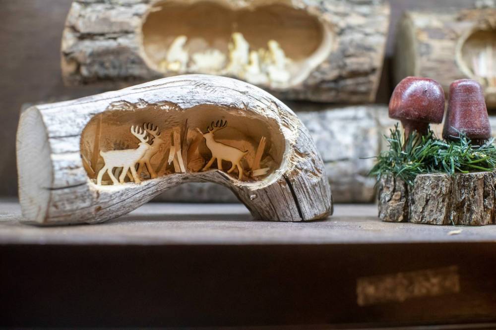 BROOK JONES / WINNIPEG FREE PRESS
Artisanal Firewood turns out rustic playthings, home accessories and Christmas decor fashioned out of logs and tree limbs.