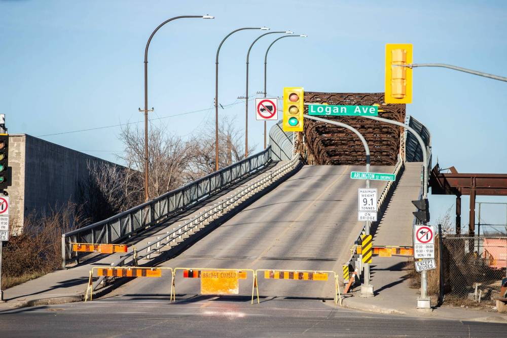 MIKAELA MACKENZIE / WINNIPEG FREE PRESS The Arlington Bridge was indefinitely closed on Nov. 21, 2023, after a bridge condition assessment.