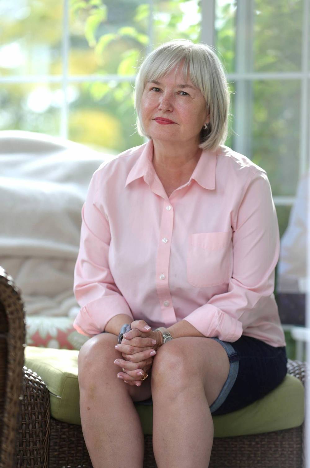 RUTH BONNEVILLE / WINNIPEG FREE PRESS
                                Rona Johnston is a volunteer with the Winnipeg Humane Society's Pet Loss Support Line. She offers grief counselling and a kind ear to callers who have lost a pet.