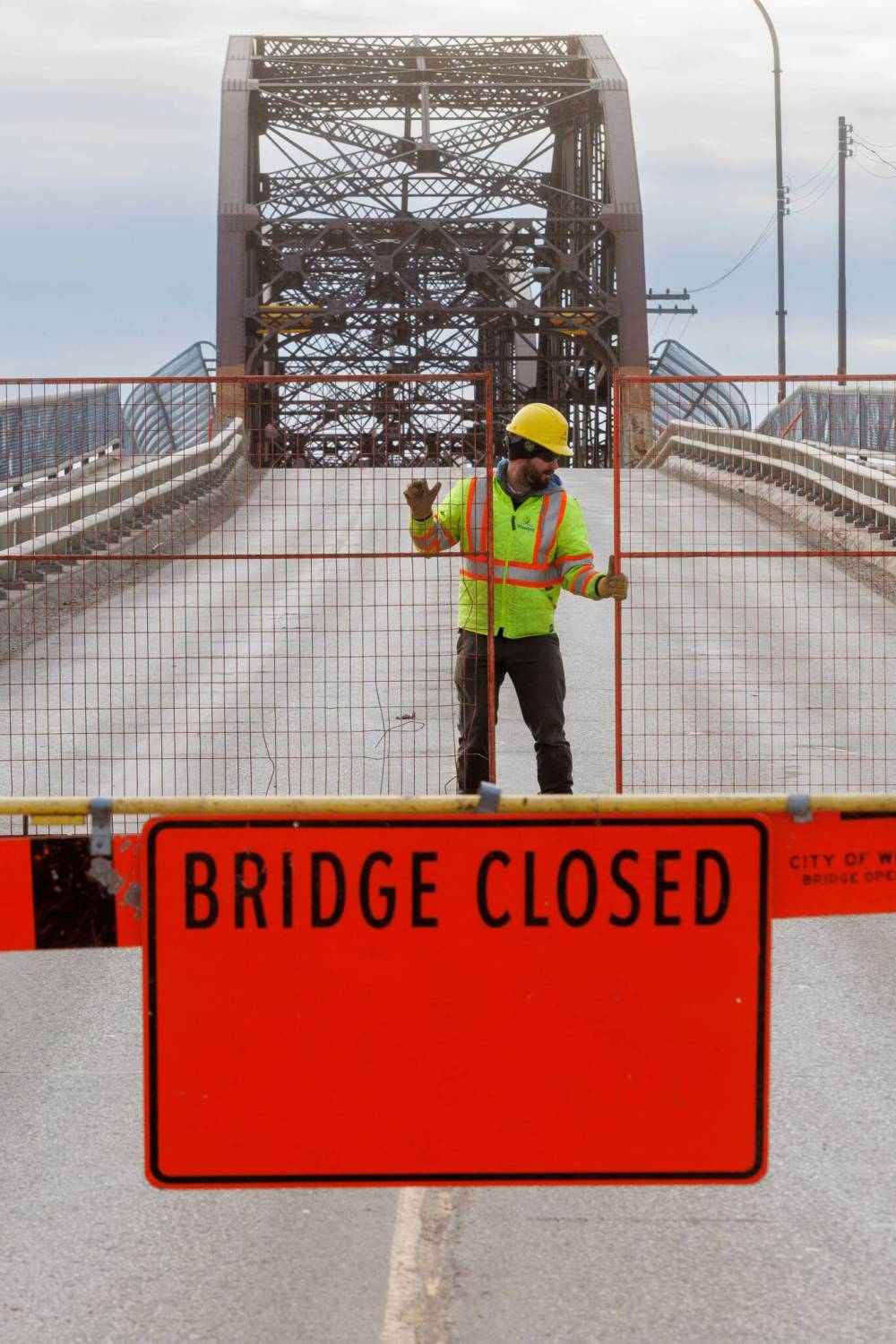 MIKE DEAL / WINNIPEG FREE PRESS
                                City crews install barriers on the North end of the Arlington Street Bridge, Wednesday.
