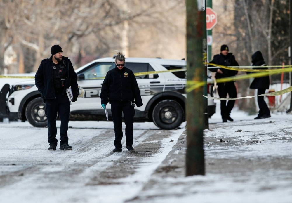 JOHN WOODS / WINNIPEG FREE PRESS Winnipeg police are investigating a multiple homicide scene on Langside Street.