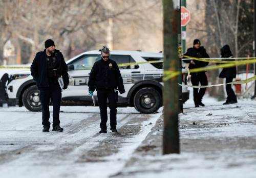 JOHN WOODS / WINNIPEG FREE PRESS Winnipeg police are investigating a multiple homicide scene on Langside Street.