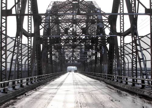 Ruth Bonneville / Winnipeg Free Press 
                                A view of Arlington Street Bridge facing south