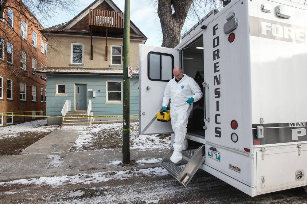 JOHN WOODS / WINNIPEG FREE PRESS FILES
Police are still investigating the scene of 143 Langside Street in West Broadway to collect evidence and document the scene. Police are urging anyone with information or surveillance or dashcam video to contact investigators or Crime Stoppers.