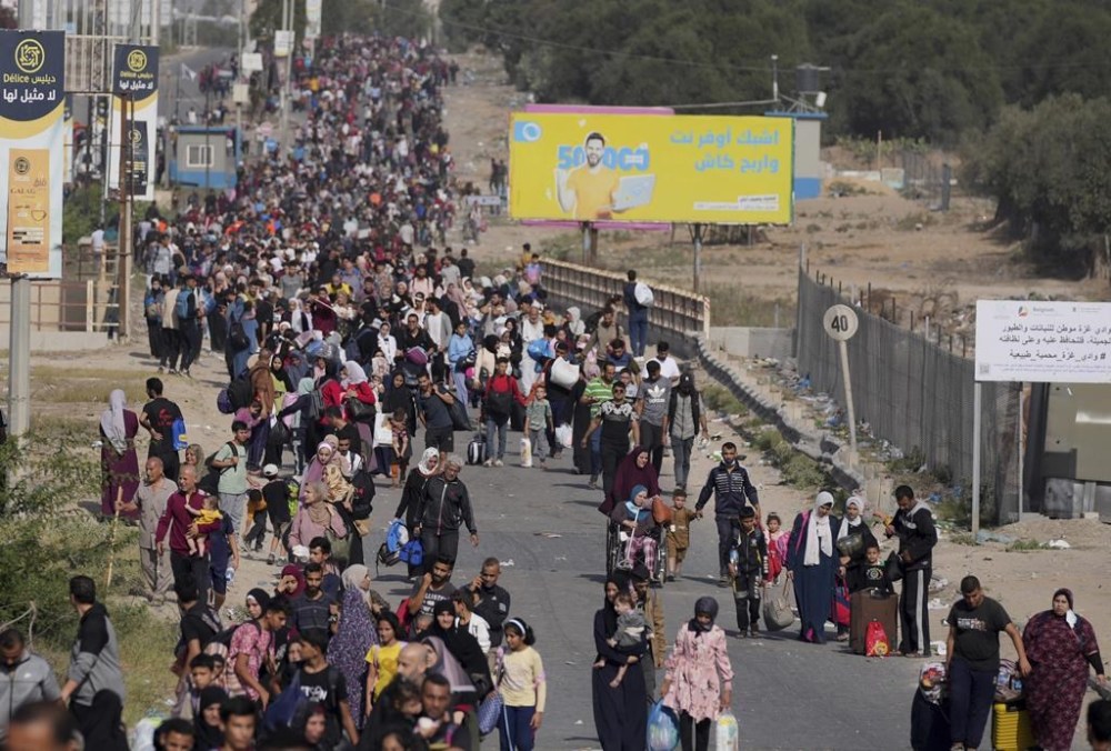 Palestinians flee to the southern Gaza Strip along Salah al-Din Street in Bureij, Gaza Strip, Thursday, Nov. 9, 2023. ( AP Photo/Hatem Moussa)