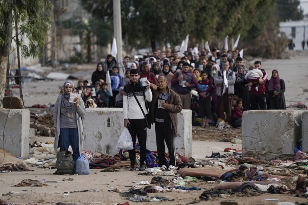 Palestinians flee to the southern Gaza Strip, on the outskirts of Gaza City, during the ongoing Israeli bombardment on Wednesday, Nov. 22, 2023. (AP Photo/Victor R. Caivano)