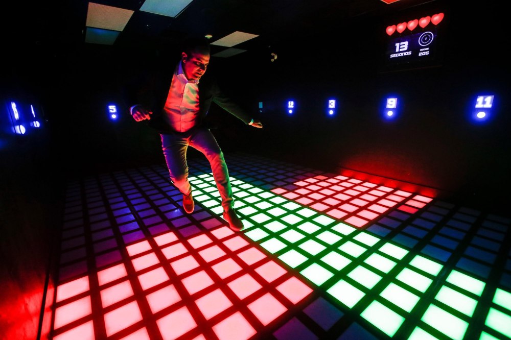 JOHN WOODS / WINNIPEG FREE PRESS
Schmidt in one of Activate Games' gaming rooms. Each room comes with several challenges.
