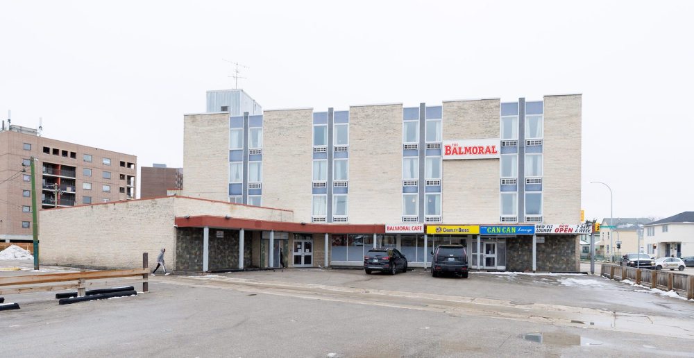 MIKE DEAL / WINNIPEG FREE PRESS
1JustCity’s drop-in program, which offers food and wellness programming, is moving to the Balmoral Hotel. The beer vendor nearby is slated to become a medical centre.
See Malak Abas story
231106 - Monday, November 06, 2023.