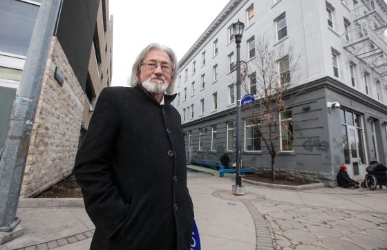 Al Wiebe, a Peer and Community Engagement Trainer with lived experience, at Henry Ave. and Main St. in Winnipeg. (John Woods / Winnipeg Free Press)