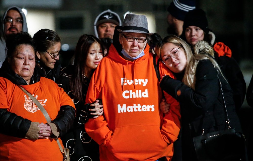 JOHN WOODS / WINNIPEG FREE PRESS
Family and friends comfort Beverly Beardy, mother of the Beardy sisters who were killed in a multiple shooting at 143 Langside on the weekend, during a vigil at Ma Mawi Chi Itata Centre in Winnipeg Tuesday.