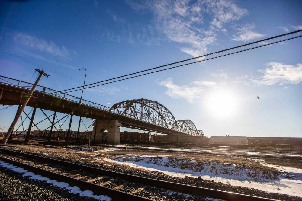 MIKAELA MACKENZIE / WINNIPEG FREE PRESS
The Arlington Street Bridge, as seen from Jarvis Avenue, on Wednesday. The bridge has long been a ‘bugbear’ — impractical for streetcars and unable to handle heavy truck and bus traffic after the 1960s.