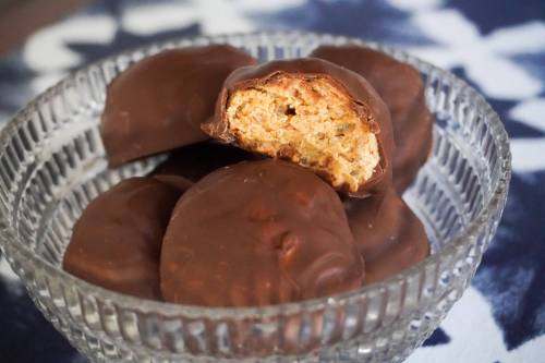 Eva Wasney / Winnipeg Free Press
                                Crunchy peanut butter balls are easy to make.
