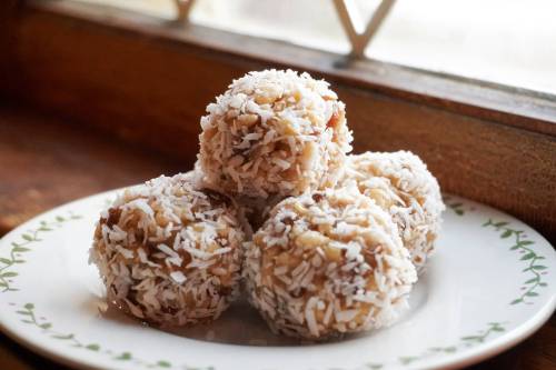 Christmas Snowballs (Eva Wasney / Winnipeg Free Press)