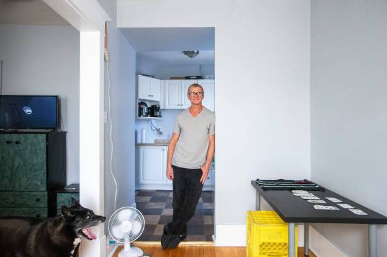 Bill Pchajek in his new apartment in the Earl Grey neighbourhood. (Mikaela MacKenzie / Winnipeg Free Press)