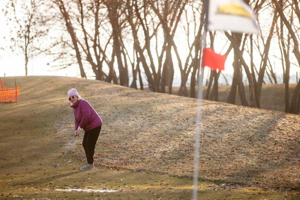 MIKAELA MACKENZIE / WINNIPEG FREE PRESS
Deb Peters chips onto the green at Southside Golf Course Thursday, as temperatures in Winnipeg soared to a record 8.6 C — easily besting the former record of 5.6 C set in 1923.