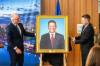 MIKAELA MACKENZIE / WINNIPEG FREE PRESS
                                Mayor Scott Gillingham (left) and former mayor Brian Bowman unveil Bowman’s mayoral portrait at City Hall on Monday.