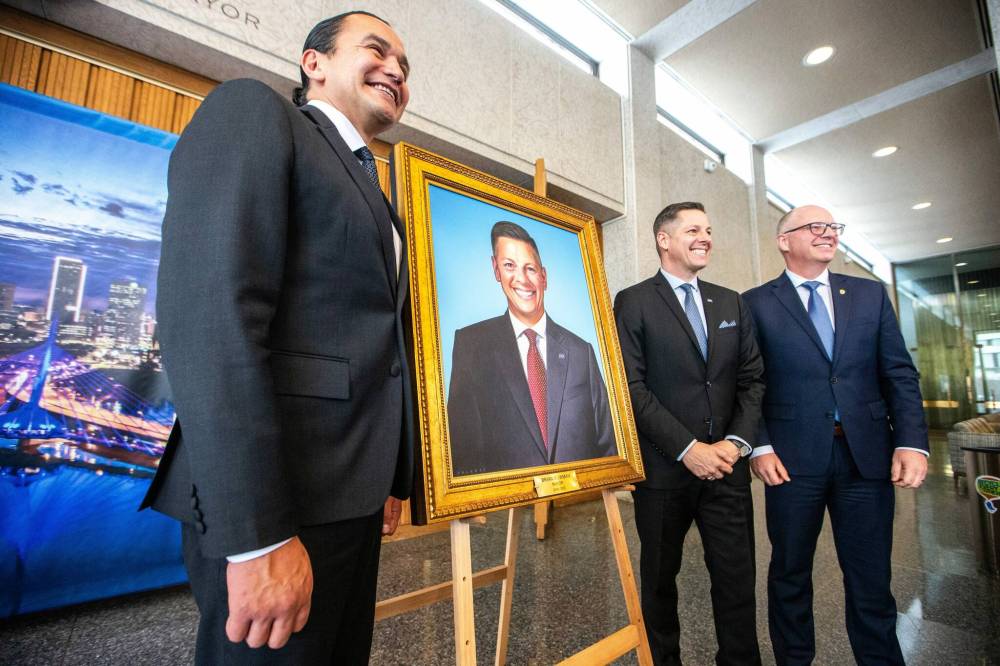 MIKAELA MACKENZIE / WINNIPEG FREE PRESS
Premier Wab Kinew (left), former mayor Brian Bowman and Mayor Scott Gillingham at the unveiling of Bowman’s mayoral portrait.