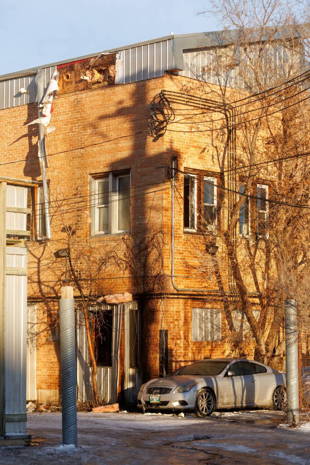 Everyone inside the building exited without help from firefighters, the WFPS said. (Mike Deal / Winnipeg Free Press)