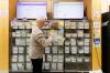 MIKE DEAL / WINNIPEG FREE PRESS
                                Kevin Campbell restocks the shelves at the Leila location of The Joint Cannabis. Cannabis Business Association of Manitoba members and government officials are scheduled to meet soon in a quest to make things easier for retailers.