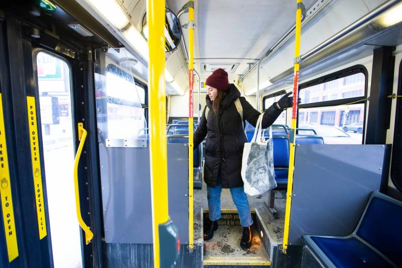 MIKAELA MACKENZIE / WINNIPEG FREE PRESS
Eva Wasney takes the bus with bags of groceries in Winnipeg.