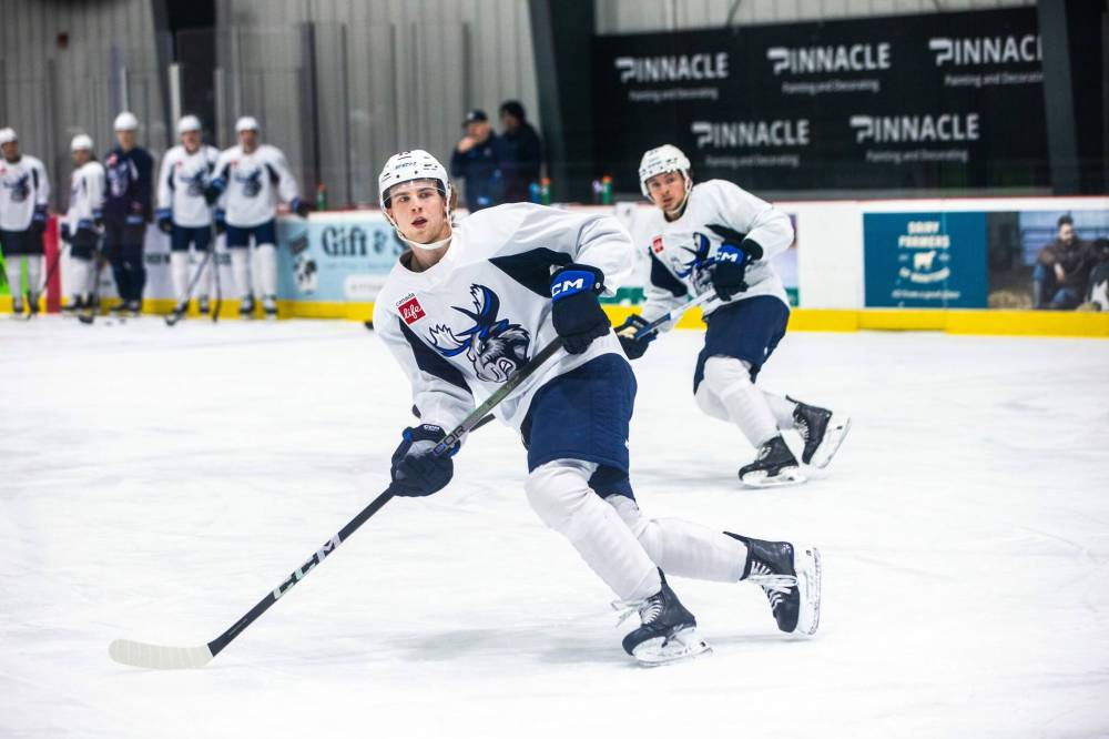 MIKAELA MACKENZIE / WINNIPEG FREE PRESS
Manitoba Moose linemates Brad Lambert (left) and Parker Ford are improving their all-around games in the AHL.