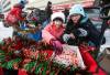 JOHN WOODS / WINNIPEG FREE PRESS
                                Keila Anobis, executive director of Urban Wagons and her daughter Hazel, 9, and other volunteers get their wagons ready before they head out to hand out Christmas goodies and gifts to people on Graham Avenue in Winnipeg Sunday, December 17, 2023. Reporter: gabby