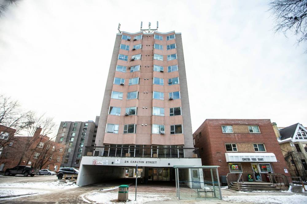 MIKAELA MACKENZIE / WINNIPEG FREE PRESS
A Manitoba Housing building at 24 Carlton Street, where a 27-year-old woman was assaulted and forcibly confined and abandoned in a dumpster.