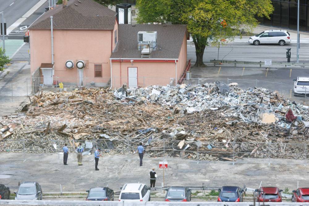MIKE DEAL / WINNIPEG FREE PRESS FILES
The site which the Windsor Hotel was once located on before it burned to the ground in September (pictured above) is now being used as a parking lot, to the dismay of some.