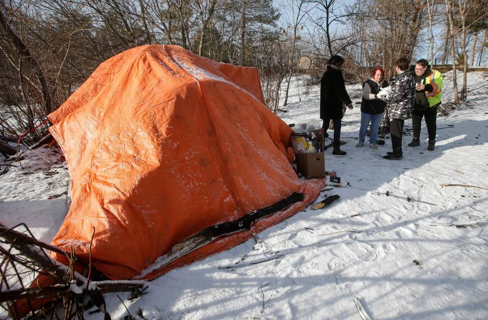 The Andersons volunteer delivering meals to unhoused people weekly, year-round. (John Woods / Winnipeg Free Press)