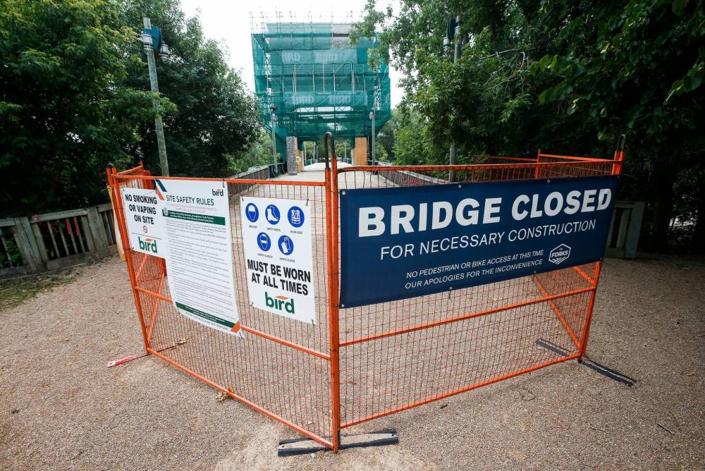 JOHN WOODS / WINNIPEG FREE PRESS FILES
The bridge has been closed since June, to the frustration of some active transit proponents.