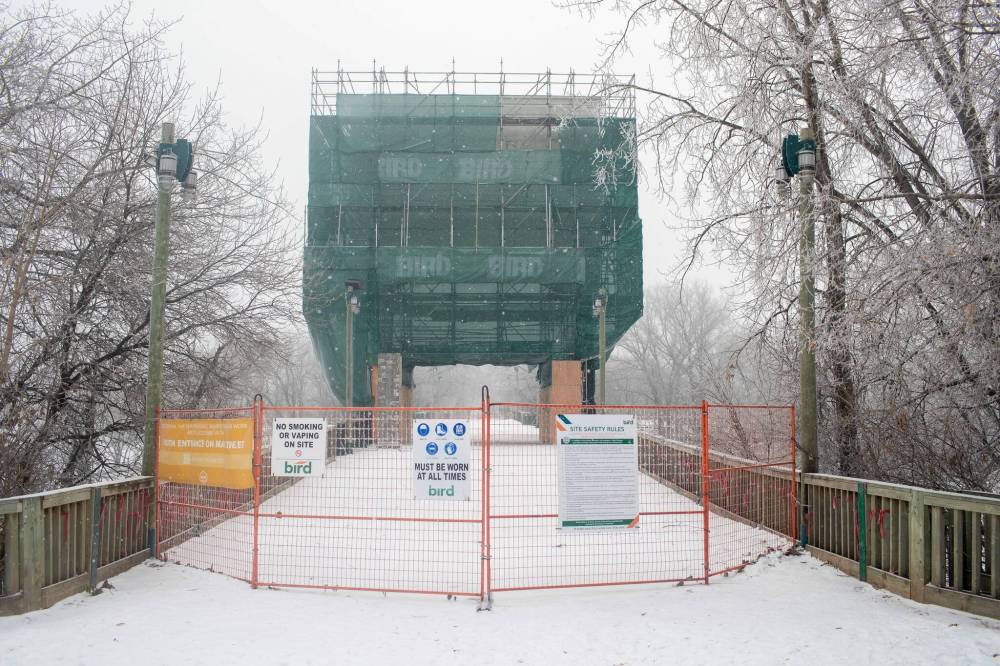 BROOK JONES / WINNIPEG FREE PRESS
Work to repair The Forks Historic Rail Bridge, which allows pedestrians and cyclists to cross the Assiniboine River from South Point Park to The Forks, cannot begin until the river ice below freezes solid. An assessment in June revealed potential safety issues with the structure.