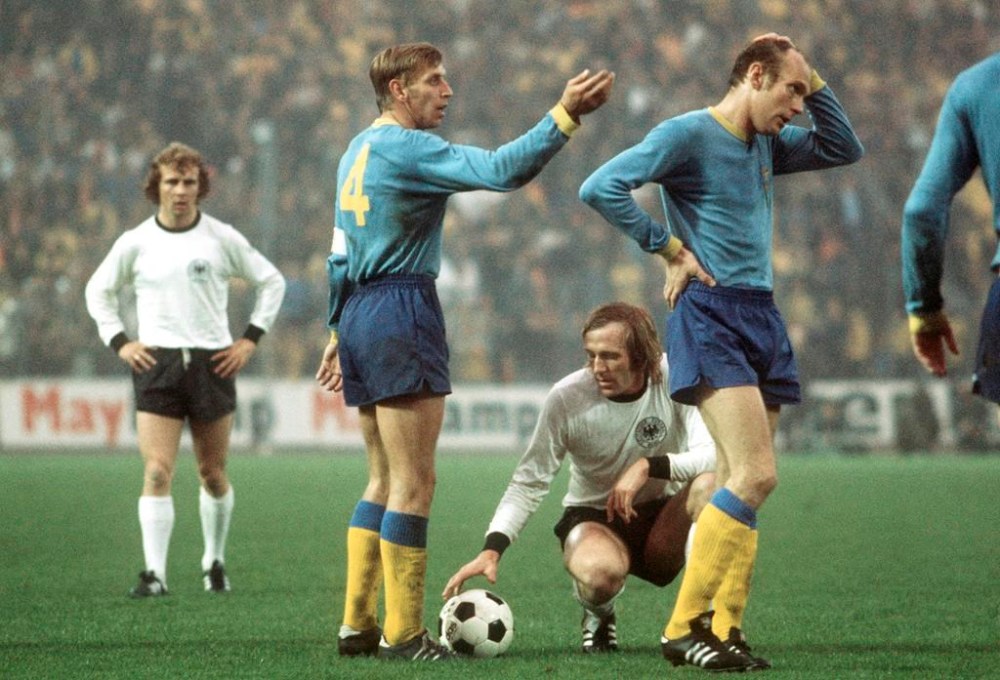 Swedish Bo Larsson, second from left, stands next to German midfielder Günter Netzer, bottom, during the international match between Germany and Sweden at Hamburg's Volksparkstadion, in Hamburg, Germany, May 1, 1974. Swedish soccer mourns the loss of former international Bo Larsson. The former attacking player and World Cup participant from 1970, 1974 and 1978 died at the age of 79, as the Swedish Football Association announced on Tuesday, Dec. 19, 2023. (Werner Baum/dpa via AP)
