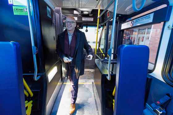 As part of an upcoming series on public transportation, the Free Press joined Mayor Scott Gillingham for his morning commute on the no. 11. (Mike Deal / Winnipeg Free Press)