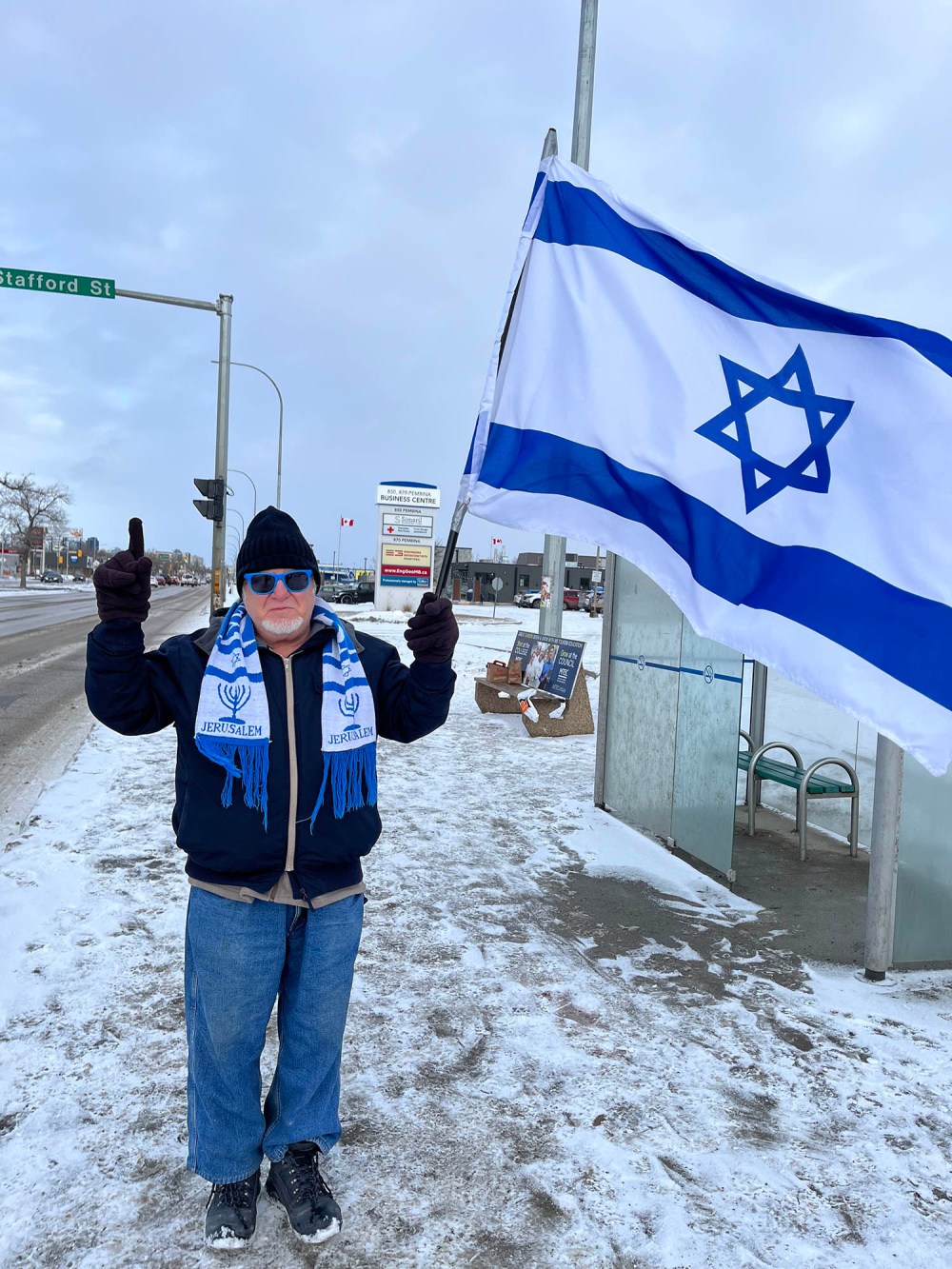 Ken McGhie, a Christian, joined the rally outside the Red Cross’ Winnipeg office Sunday to advocate for more support for hostages. (Gabrielle Piche / Winnipeg Free Press)