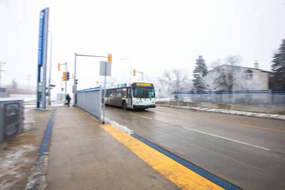 A Winnipeg Transit bus headed to the University of Manitoba on the Blue Line in December. (Mikaela Mackenzie / Winnipeg Free Press)
