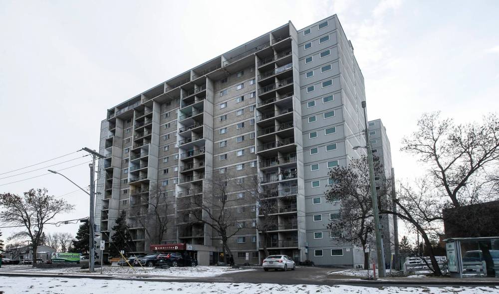 An apartment complex at 77 University Cres. (John Woods / Winnipeg Free Press)