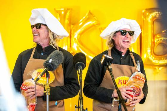 Pepper (left) and Chip Foster at the press conference announcing their purchase of KUB Bakery last January. (Mikaela MacKenzie / Winnipeg Free Press files)