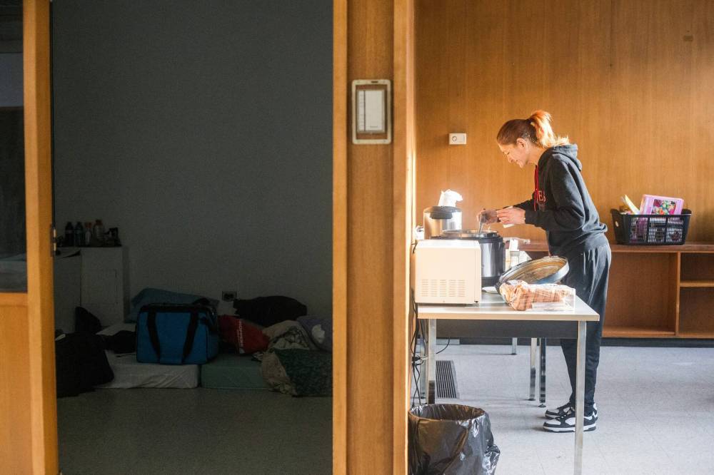 MIKAELA MACKENZIE / WINNIPEG FREE PRESS
Samantha ladles out some hot soup into a cup just outside of her room at the cold weather pop-up shelter.