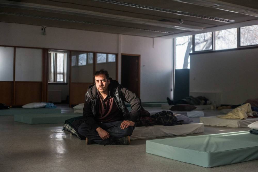 MIKAELA MACKENZIE / WINNIPEG FREE PRESS
Glenn Charles Robson sits on his mattress at the cold weather pop-up shelter run by St. Boniface Street Links, Tuesday.