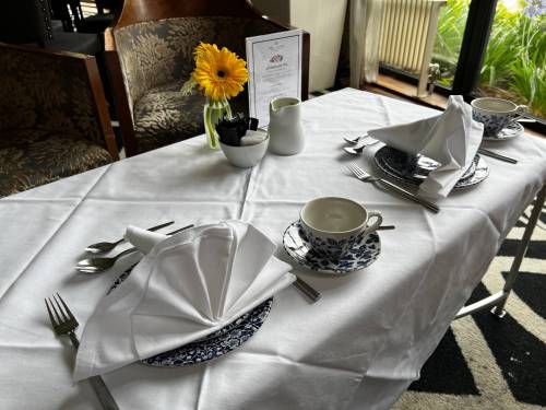 Kelly Taylor / Winnipeg Free Press
                                At the Castletroy Park Hotel, guests for tea are greeted by an elegant service of fine china and silverware.