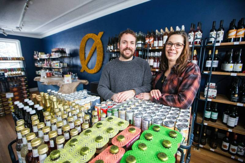 Shane (left) and Jessie Halliburton have been running the fully stocked Søbr Market on Academy Road for about a year. (Mikaela MacKenzie / Winnipeg Free Press)