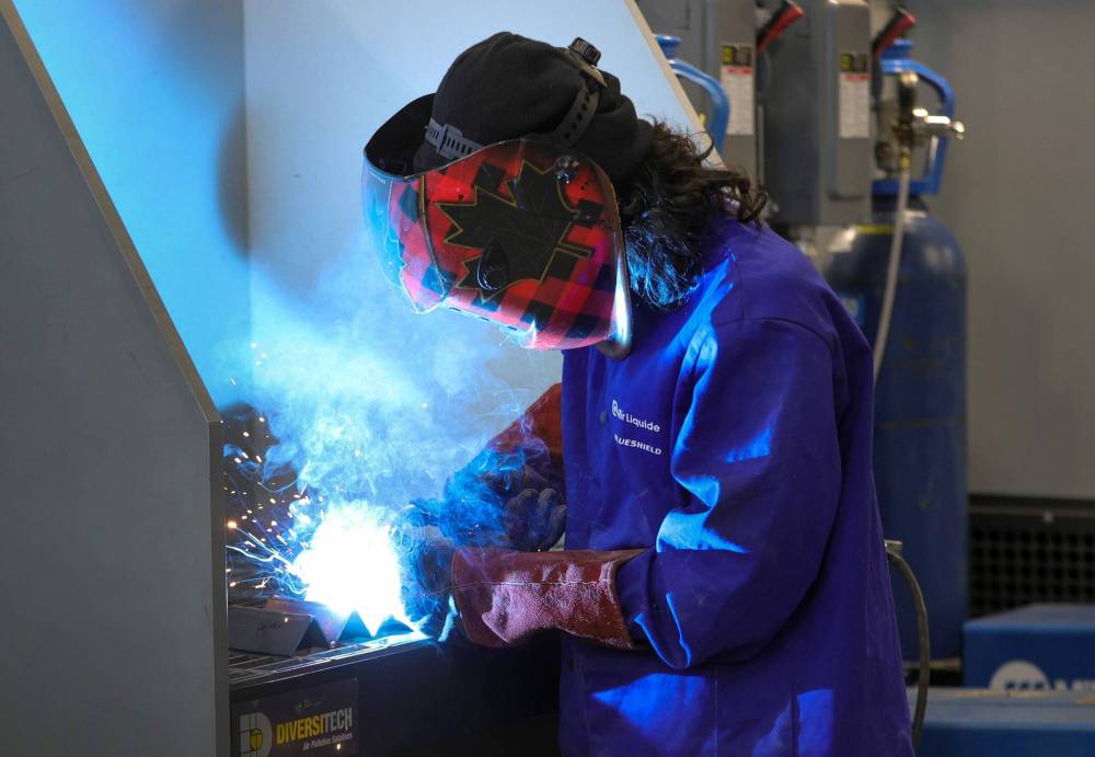 RUTH BONNEVILLE / WINNIPEG FREE PRESS
Grade 12 student, Pedro Simard-Disbrowe, works on a welding project in the new space Thursday.